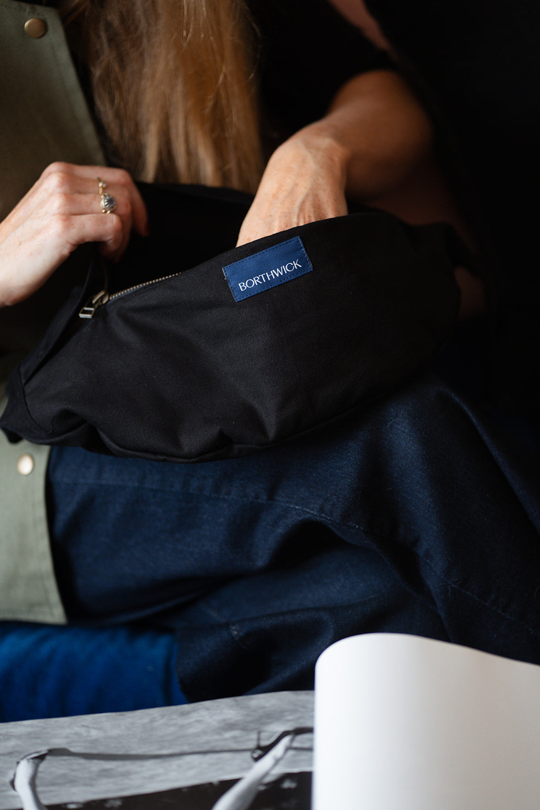 BLACK SLING BAG